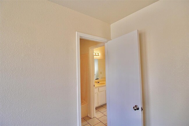 Building Photo - 2336 Heatherfield Ln