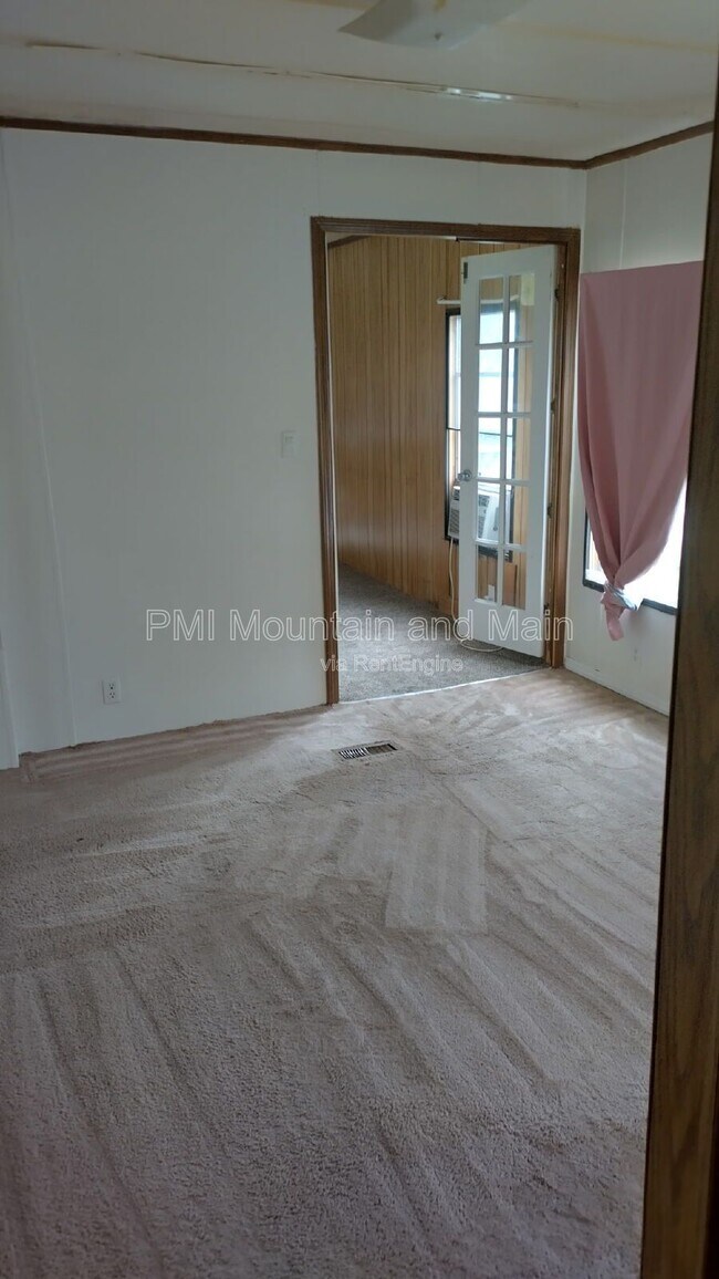 Foto del edificio - 8 Shuckers Ln