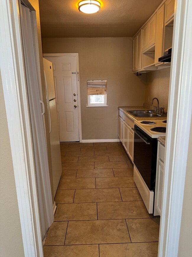 Building Photo - 245 Deerwood Dr