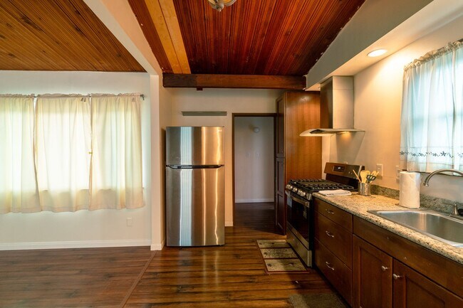 Foto del edificio - 2033 E Garvey Ave N