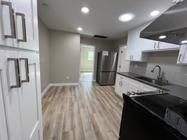 Building Photo - 11353 La Grange Ave