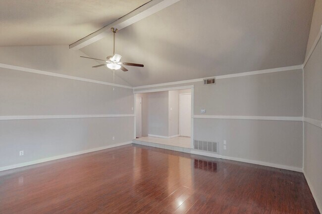 Foto del edificio - Available June 1st! 3 Bedroom 2 Bath East ...