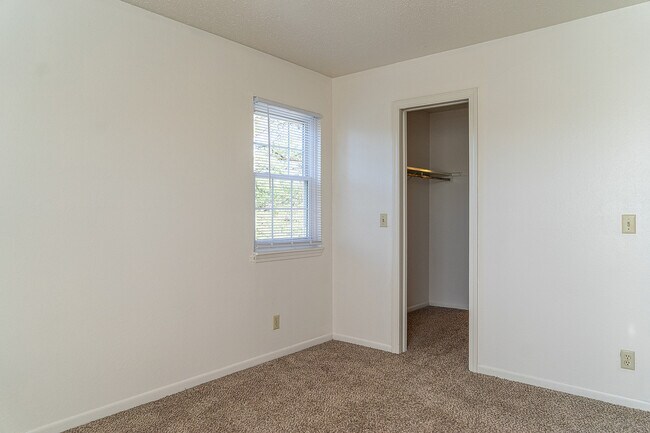 Colonial - Dormitorio 1 - Hillcrest Village Apartments