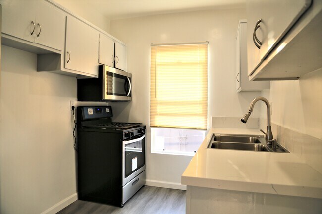 Building Photo - 1255 N HARPER Ave