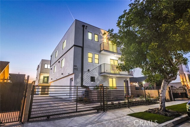 Building Photo - 2421 Carmona Ave