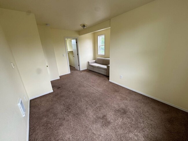 Large Room - From room - 2103 Broadway St NE