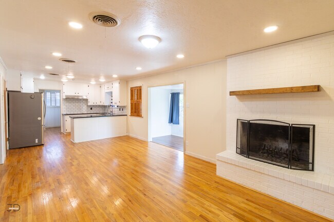 Foto del edificio - 1556 Singleton Ave
