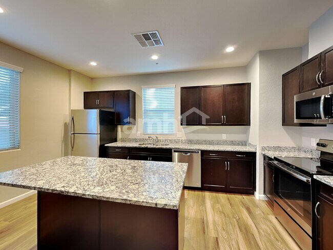 Foto del edificio - 20715 W Stone Hill Rd