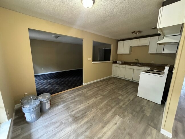 Building Photo - 6119 Dora St