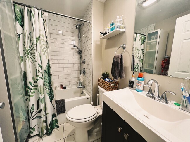 Foto del edificio - 451 E 7th St