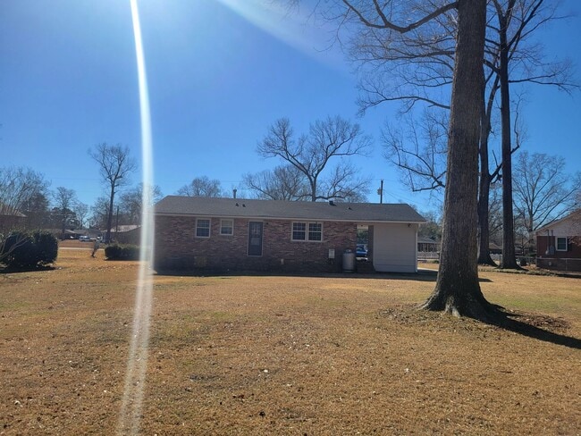 Building Photo - Cozy 3 Bedroom 1.5 bath