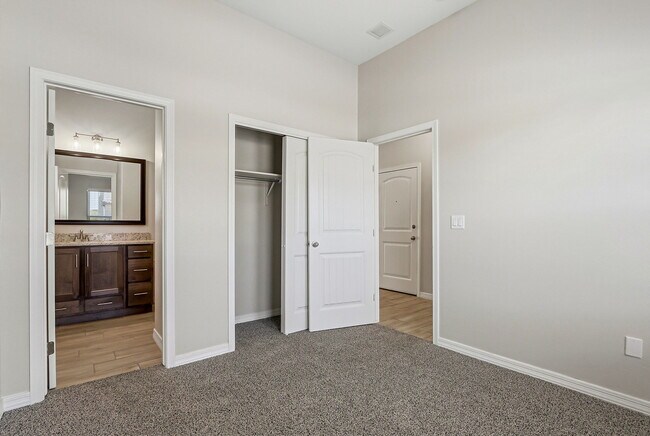 Building Photo - 629 La Entrada Cir