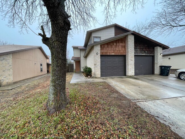 Building Photo - 1218 Royal Crest Dr