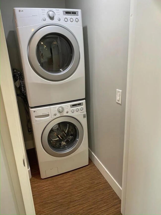 Foto del edificio - Spacious Studio aand 1-bedroom Apartments in Mission Hills – Prime Location!