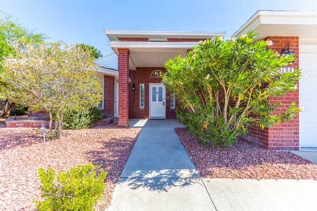 Building Photo - Home For Rent - Vibrant 2-Story Westside R...