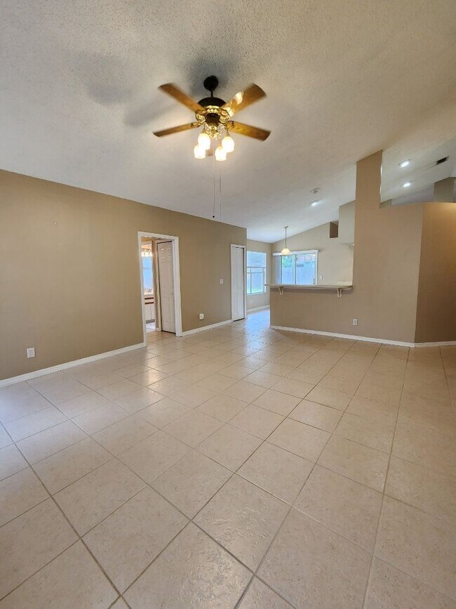 Foto del edificio - Lovely 3 bedroom home spacious floorplan