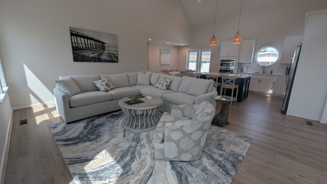 Building Photo - 113 S Ocean Dr