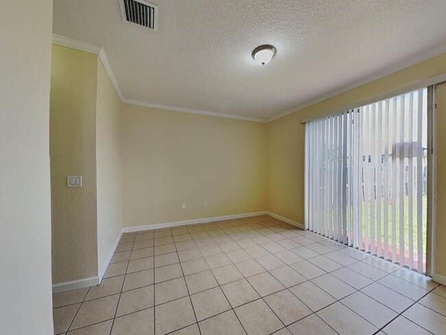 Foto del edificio - 8113 NW 198th St