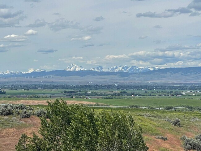 Foto del edificio - 4 Bed 3 Bath Home with Expansive Country Views!