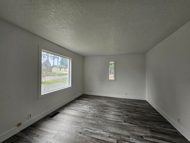 Foto del edificio - Charming 3 bed 2 bath house on a corner lo...