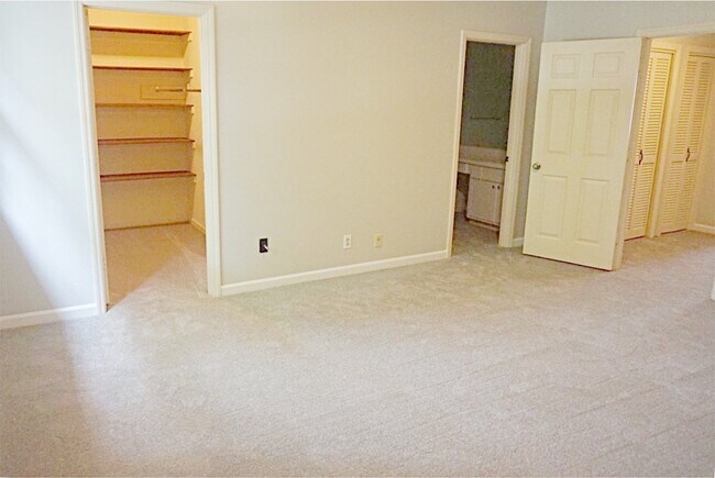 Foto del edificio - Spacious 2 bedroom, 2.5 bath townhome, Wes...