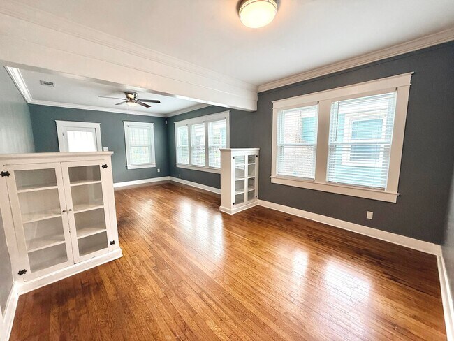 Foto del edificio - 2BR Home with Sunroom & Extended Driveway
