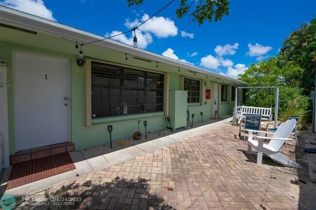 Foto del edificio - 805 NE 40th St