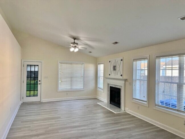 Foto del edificio - 4116 Huntsmoor Ln NW