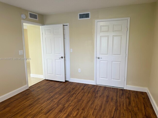 Building Photo - 1261 SE 31st Ct