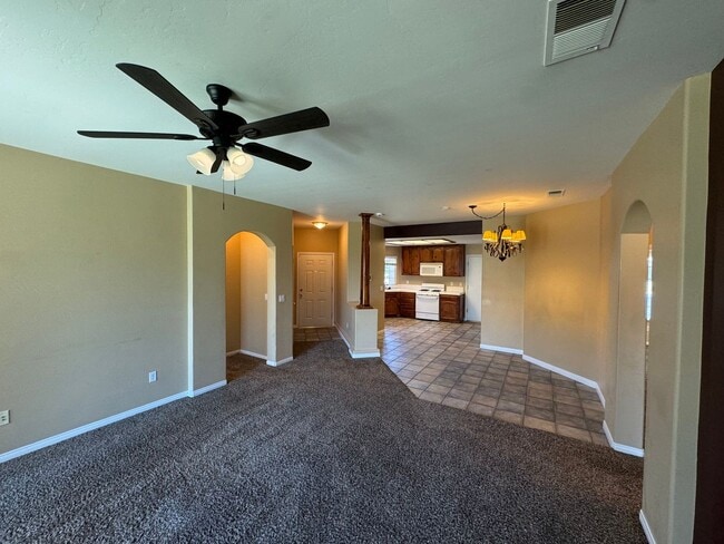 Building Photo - Northwest Bakersfield Home!