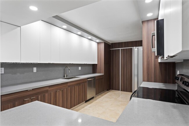Building Photo - 1121 Crandon Blvd