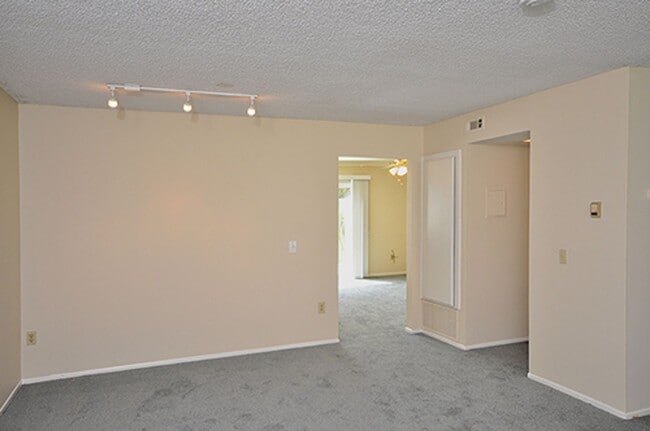 Foto del edificio - Bright Two-Story 3BR Condo with Spacious F...