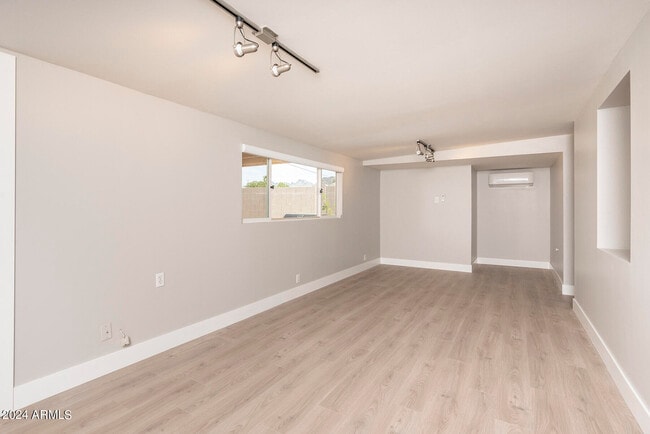 Building Photo - 844 E Echo Ln