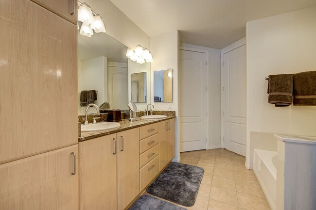 Foto del edificio - STUNNING 3 BEDROOM 2 FULL BATH FIRST FLOOR...
