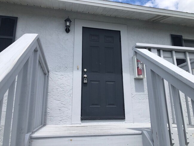 Building Photo - Large 3 Bedroom 2 Bath 2nd Floor Apartment