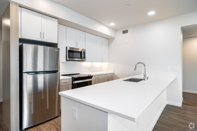 2BR, 2BA - 1,045SF - Kitchen - West Holden Place Apartments