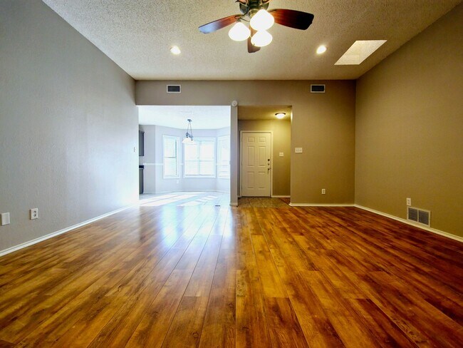 Foto del edificio - Great 3 Bedroom Available near Crestview E...