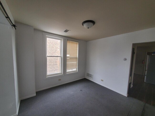 Building Photo - 1041 W 61st St