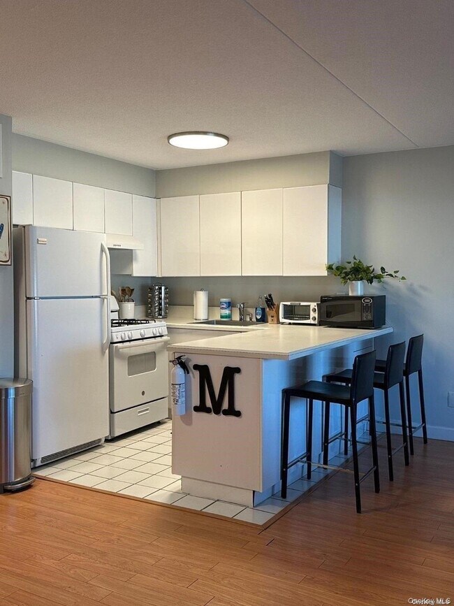 Building Photo - 170 W Broadway