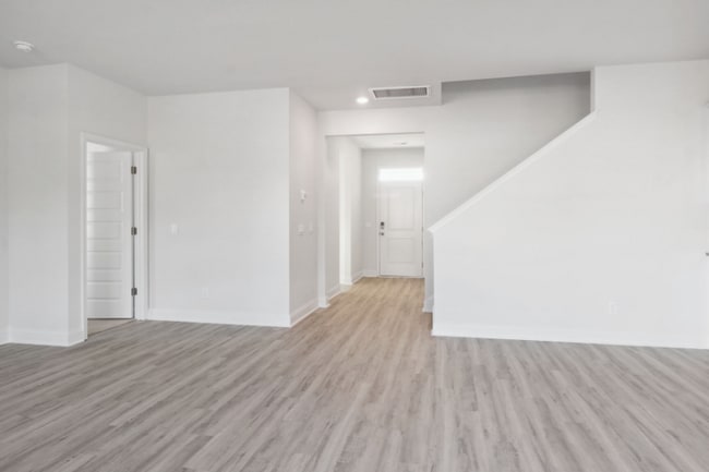 Building Photo - 323 Fox Tail Dr