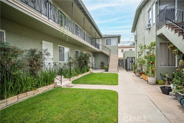 Foto del edificio - 1418 E 3rd St