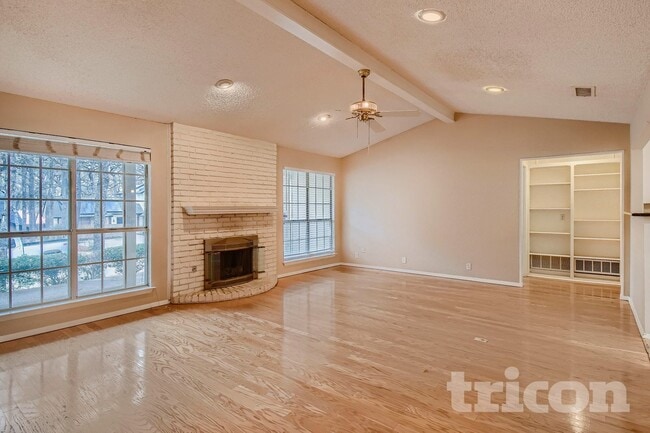 Foto del edificio - 5808 Thoreau Ln