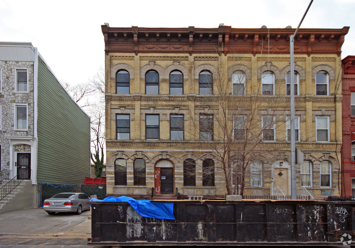 Primary Photo - 830 Halsey St