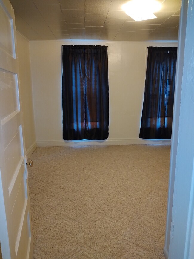 Upstairs bedroom - 409 Michigan St