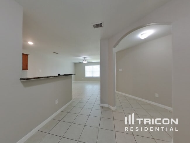 Building Photo - 425 Palomino Stand Dr