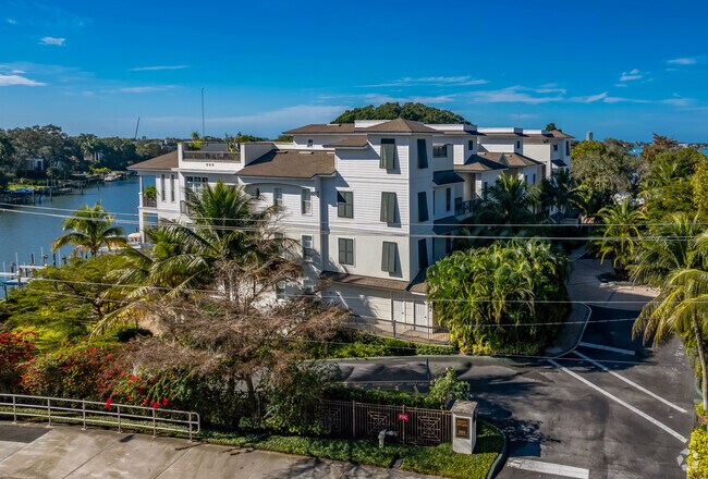 Building Photo - The Hudson Manor