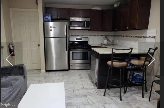 Building Photo - 224 W 2nd St