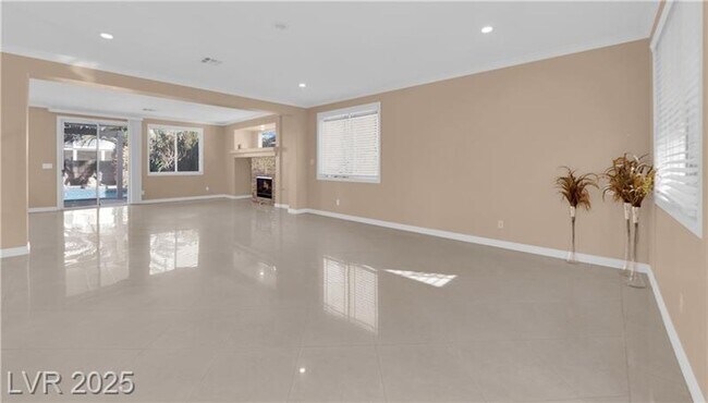 Building Photo - Elegant and Spacious 5Bed/3Bath home nestl...