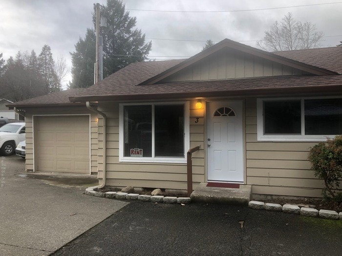 CUTE AND COZY THREE BEDROOM PLEX WITH GARAGE Apartment for Rent in