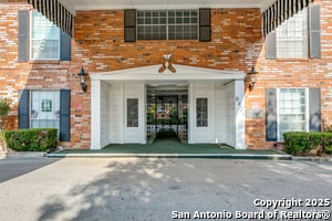 Building Photo - 8401 N New Braunfels Ave